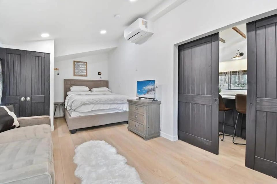 Stylish Downtown 2BD Walk to Chairlifts House in Park City