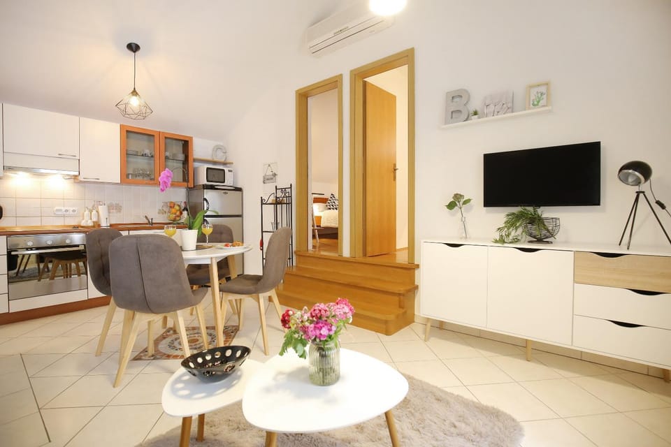 TV and multimedia, Kitchen or kitchenette, Living room, Dining area