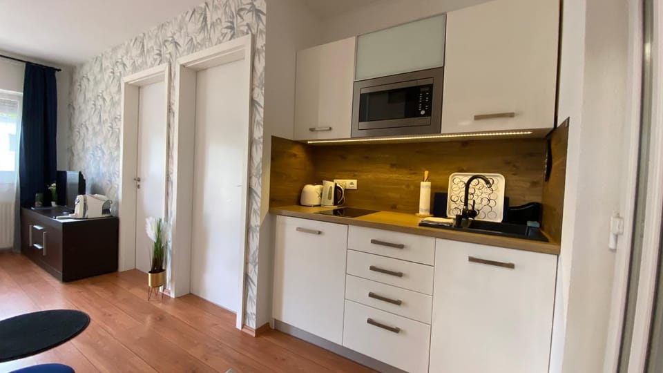 Coffee/tea facilities, Kitchen or kitchenette, minibar, oven, stove, toaster