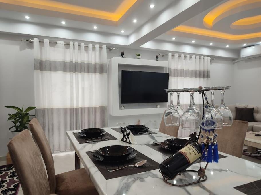 TV and multimedia, Kitchen or kitchenette, Living room, Seating area, Dining area