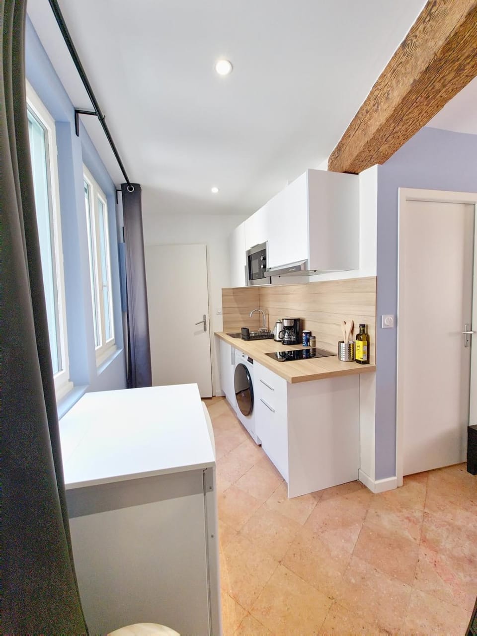 Coffee/tea facilities, Kitchen or kitchenette, oven