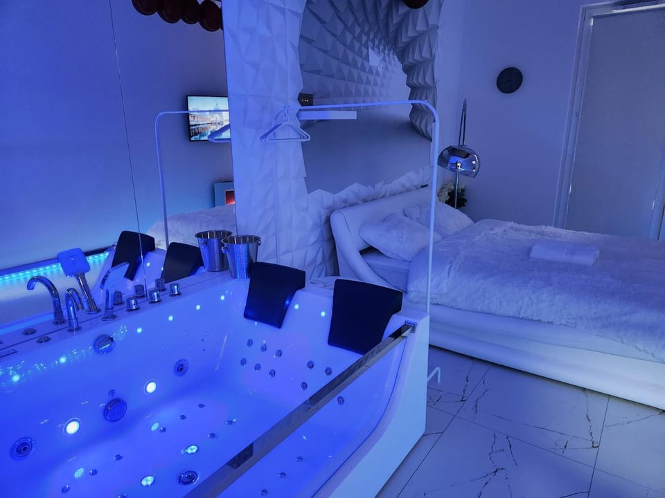 Bed, Hot Tub, Bedroom