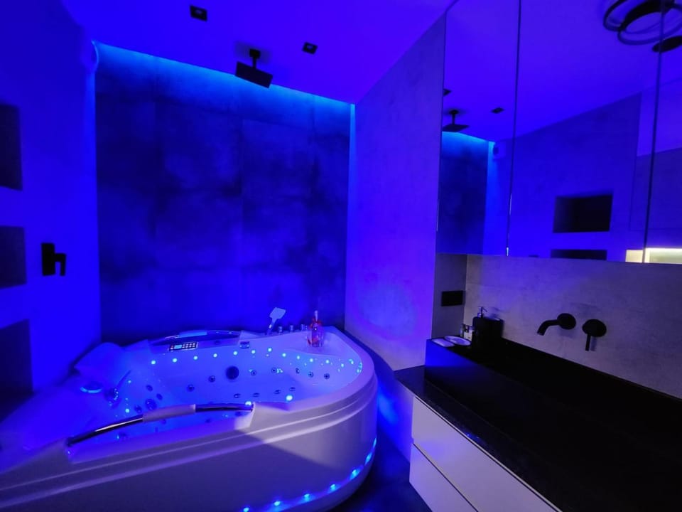 Hot Tub, Bathroom