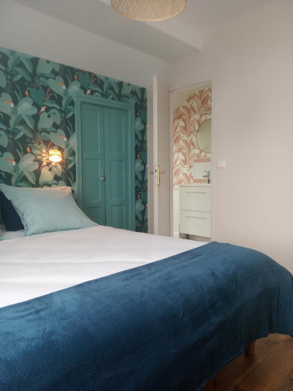 Photo of the whole room, Breakfast