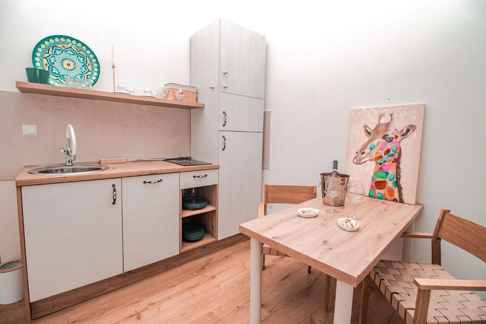 Kitchen or kitchenette, Dining area, stove