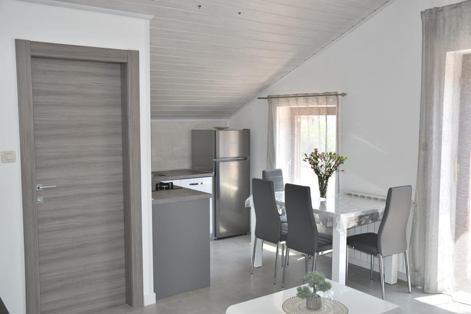 Kitchen or kitchenette, Dining area