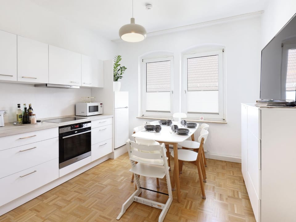 Coffee/tea facilities, Kitchen or kitchenette, Dining area, oven, stove