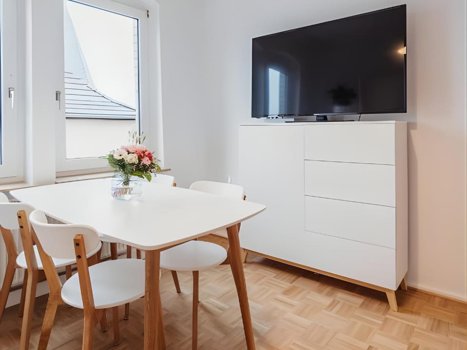 TV and multimedia, Kitchen or kitchenette, Dining area