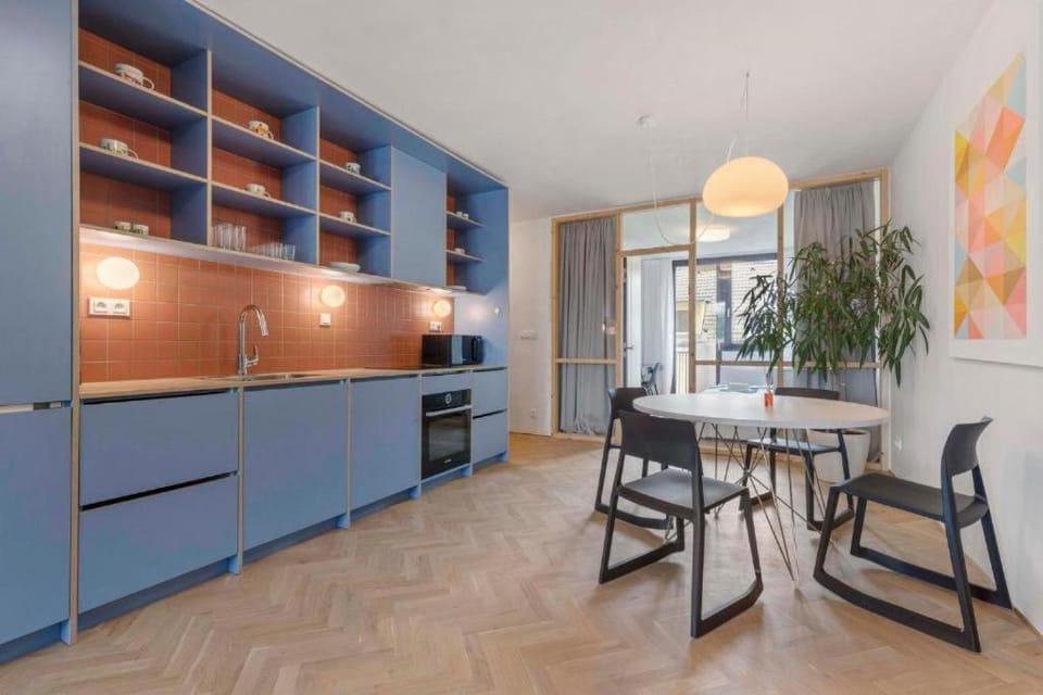 Kitchen or kitchenette, Dining area, oven