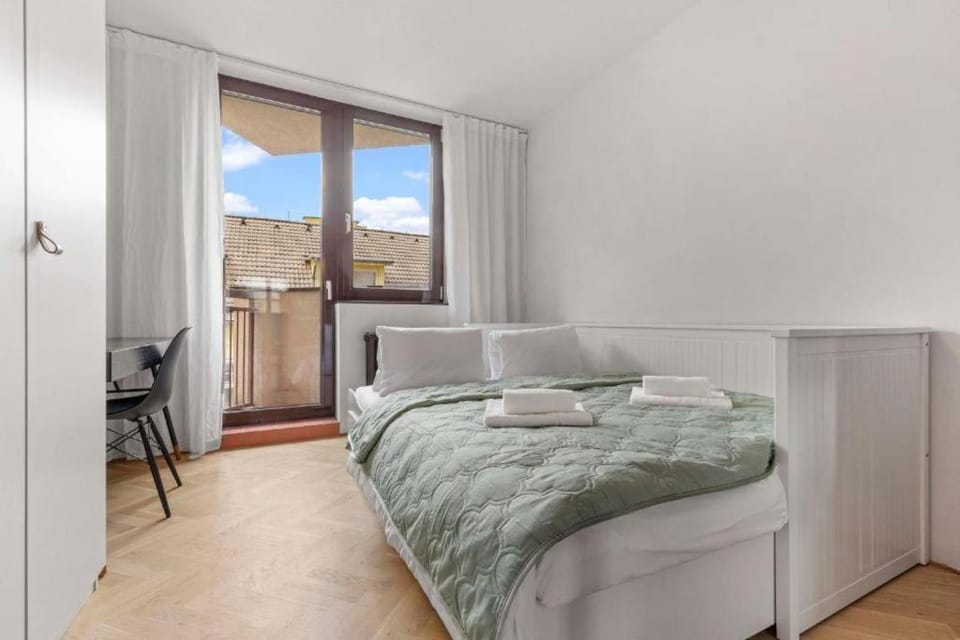Bed, Photo of the whole room, Seating area, Bedroom, towels