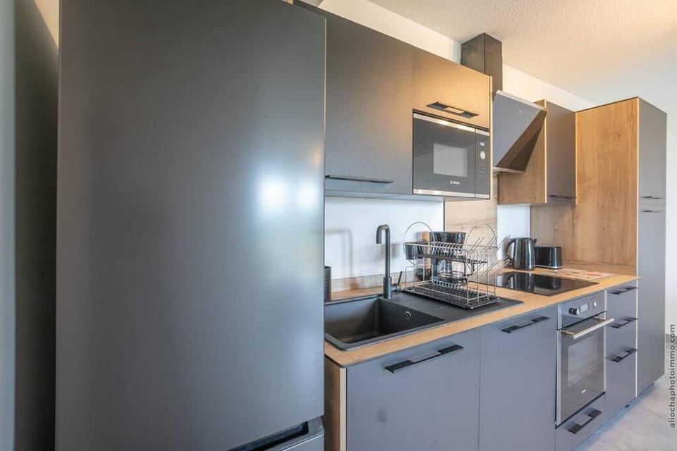 Coffee/tea facilities, Kitchen or kitchenette, dishwasher, oven, stove, toaster