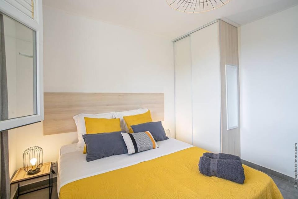 Bed, Photo of the whole room, Bedroom, towels, wardrobe