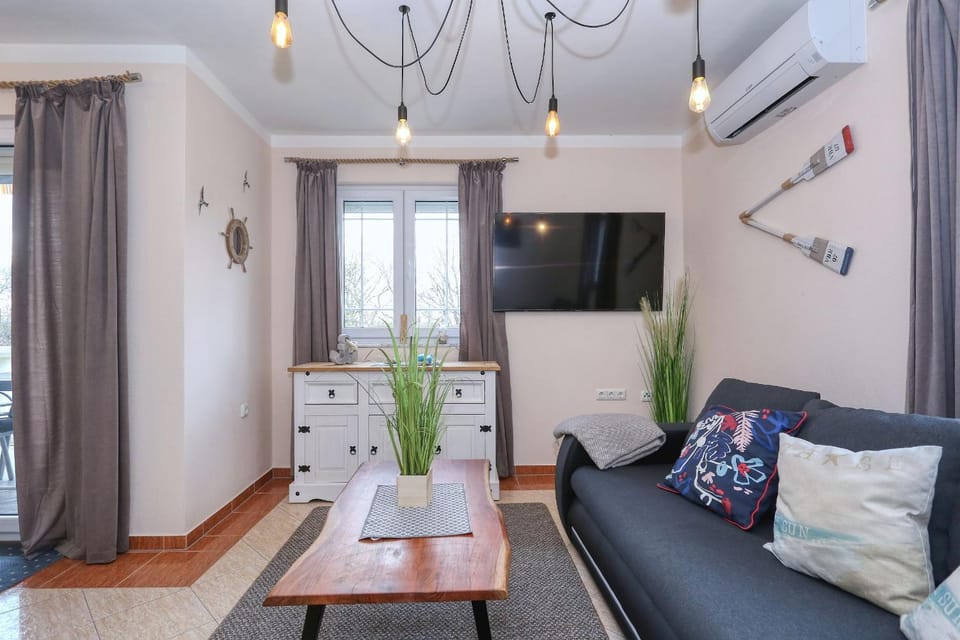 TV and multimedia, Living room, Seating area, Dining area, air conditioner