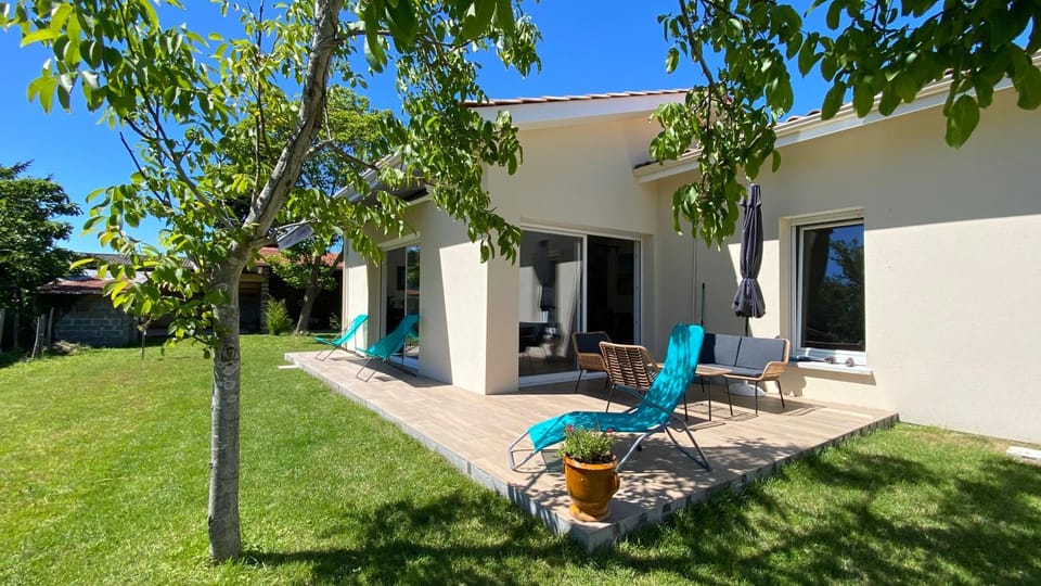 Patio, Garden, Garden view, sunbed