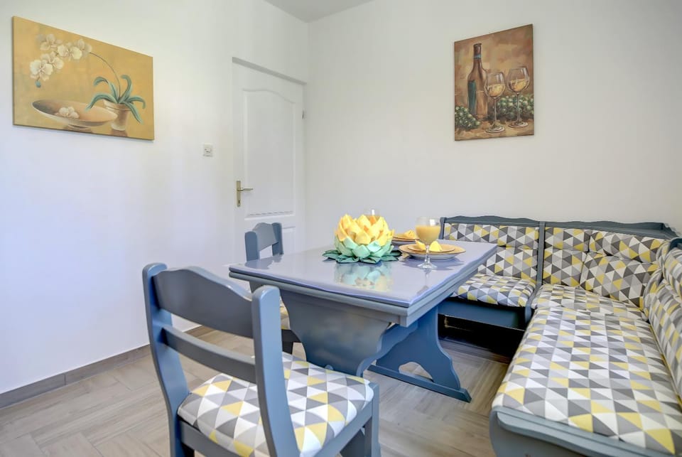Seating area, Dining area
