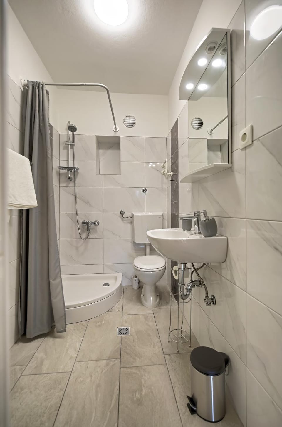 Shower, Toilet, Bathroom, towels