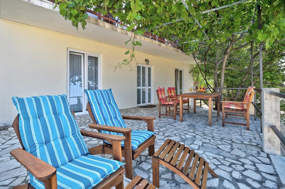 Property building, Patio, Balcony/Terrace, Seating area, Dining area, sunbed