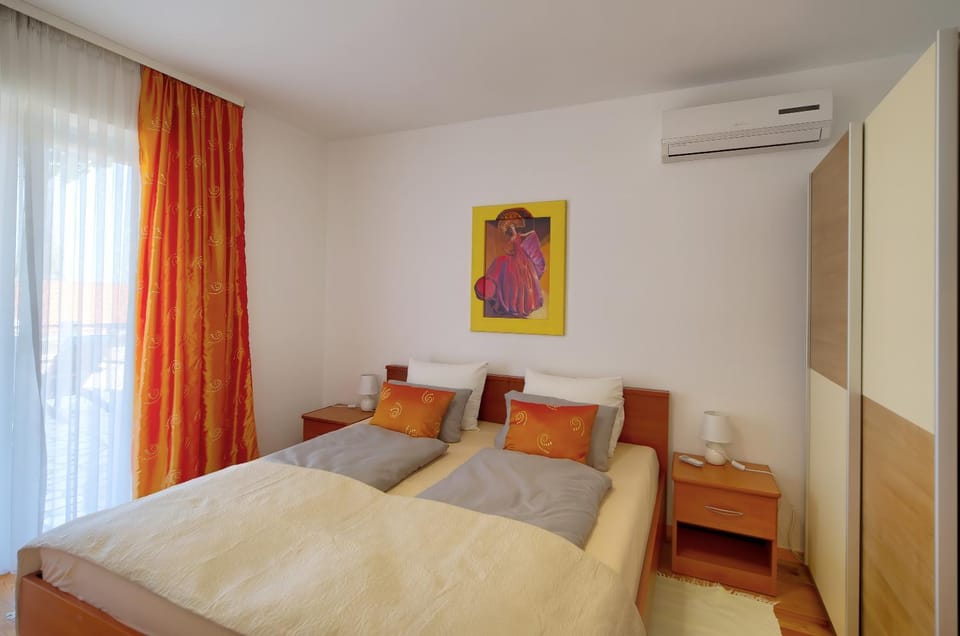 Bed, Photo of the whole room, Bedroom, air conditioner