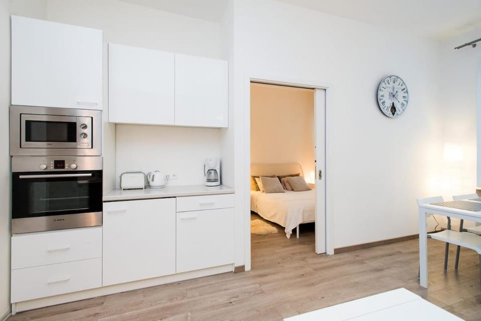 Bed, Coffee/tea facilities, Kitchen or kitchenette, Photo of the whole room, Dining area, Bedroom, toaster