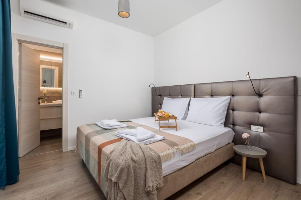 Bed, Bedroom, towels, air conditioner
