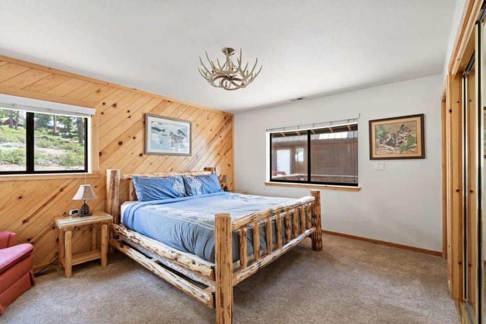Cozy 3BDR - 1 Minute to the Beach! House in Tahoe Vista