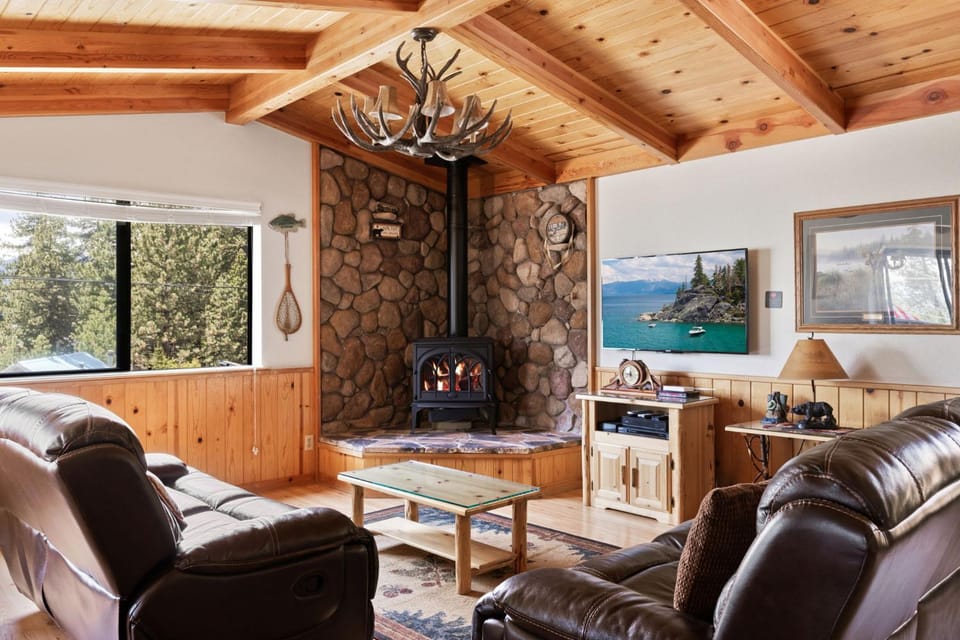 Cozy 3BDR - 1 Minute to the Beach! House in Tahoe Vista