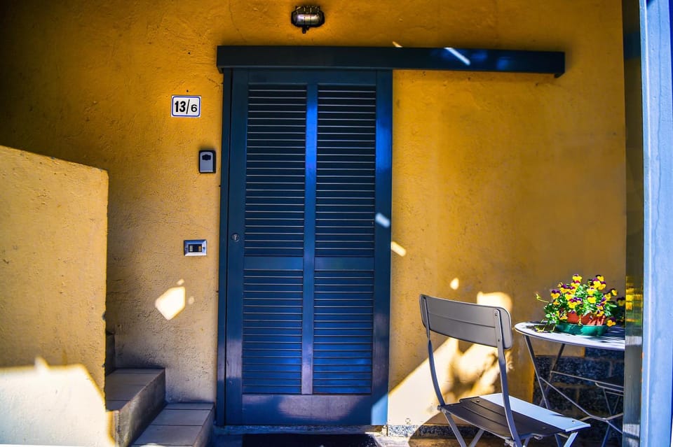 Property building, Inner courtyard view, hair dresser