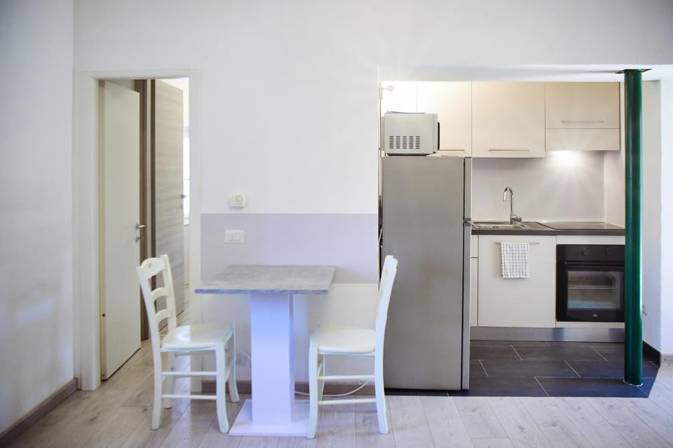 Kitchen or kitchenette, Lunch, hair dresser, stove, kitchen