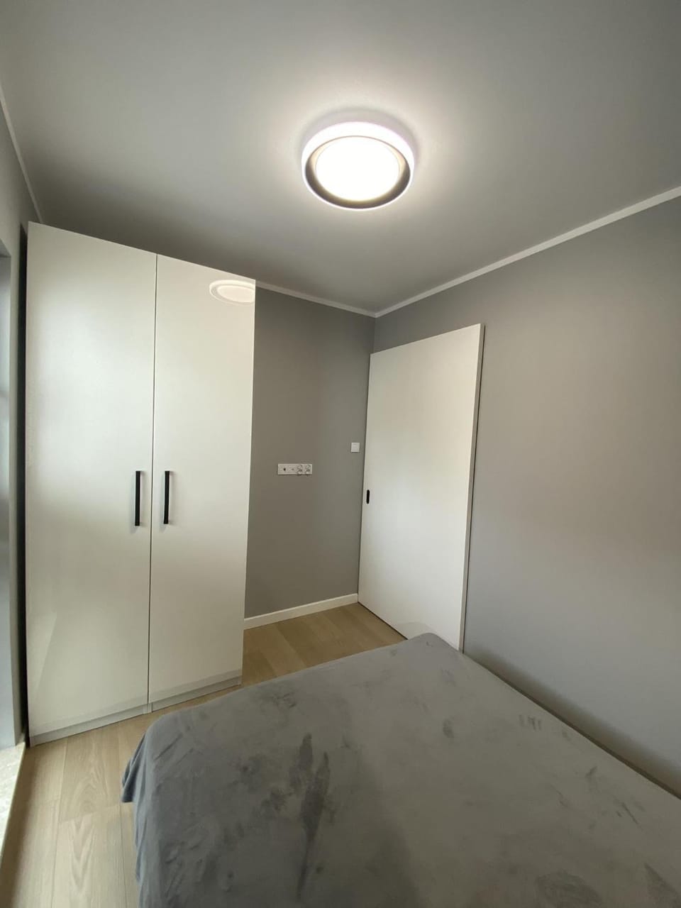 Photo of the whole room, Bedroom, wardrobe