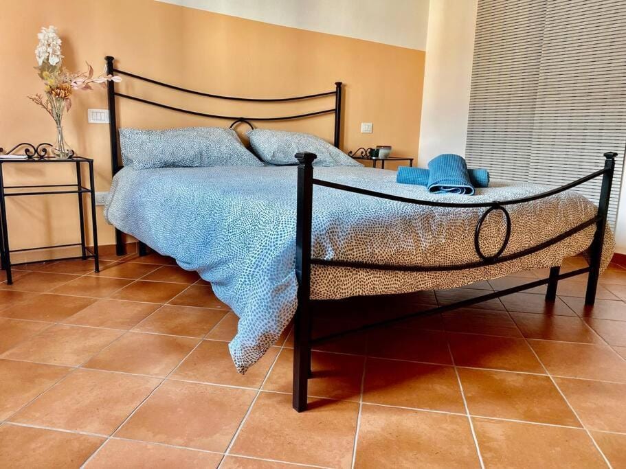 Bed, Bedroom, towels
