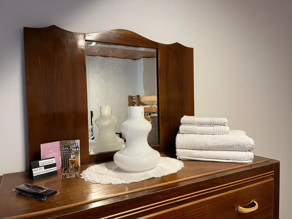 Bedroom, towels