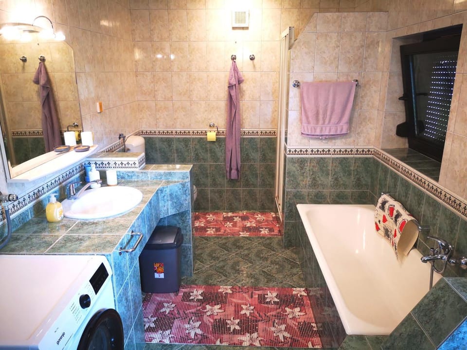 Toilet, Bathroom, Bath, towels, washing machine, dryer