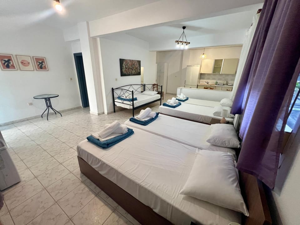 Bed, Kitchen or kitchenette, Photo of the whole room, Bedroom
