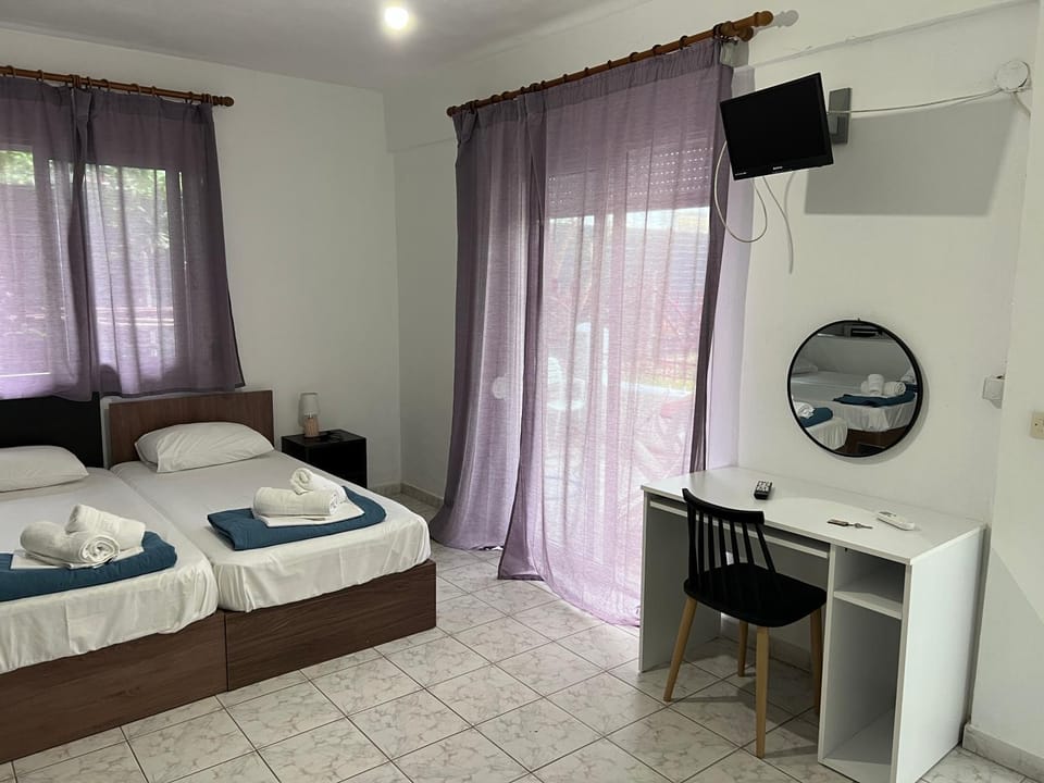 Bed, TV and multimedia, Bedroom