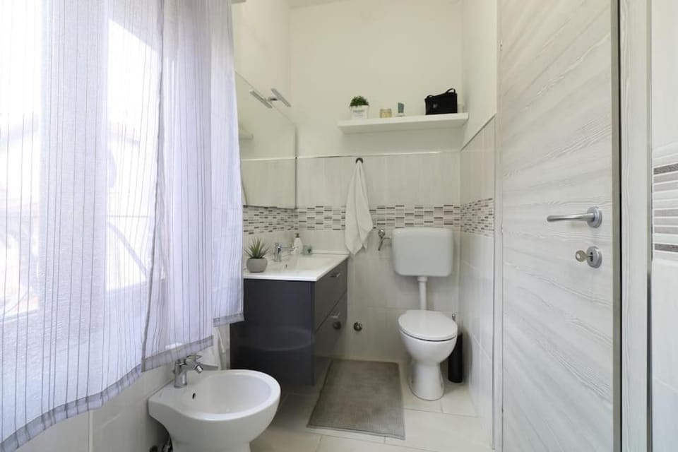 Shower, Toilet, Bathroom, bidet, towels