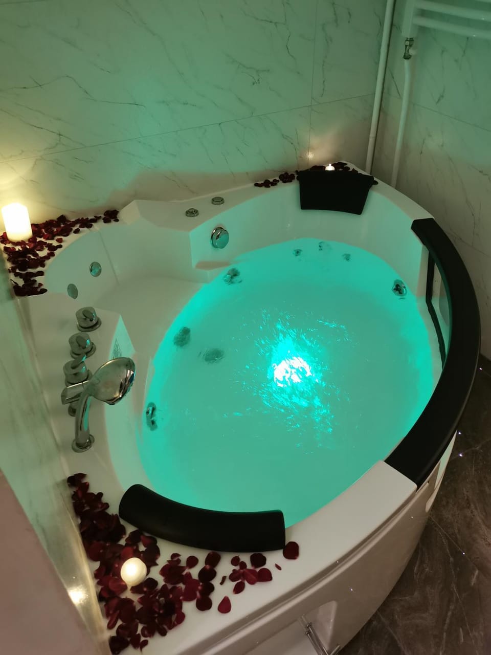 Princ Lux jaccuzi and sauna with free parking Apartment in Novi Sad
