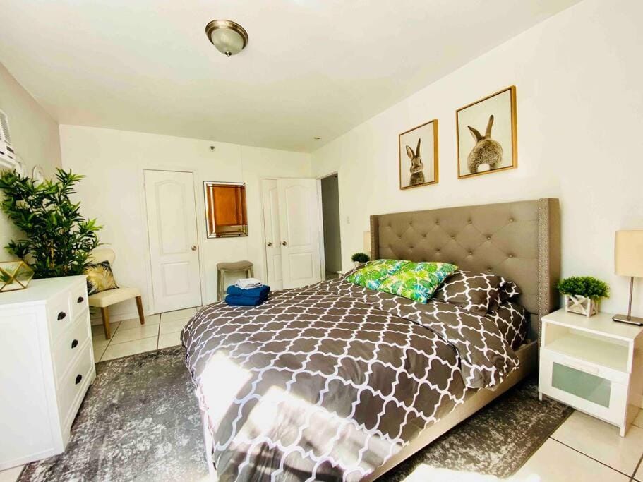 JUST 1 BLOCK FROM THE BEACH! Apartment in Miami Beach