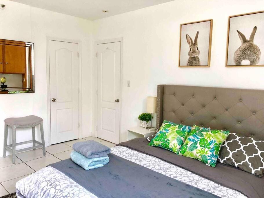 JUST 1 BLOCK FROM THE BEACH! Apartment in Miami Beach
