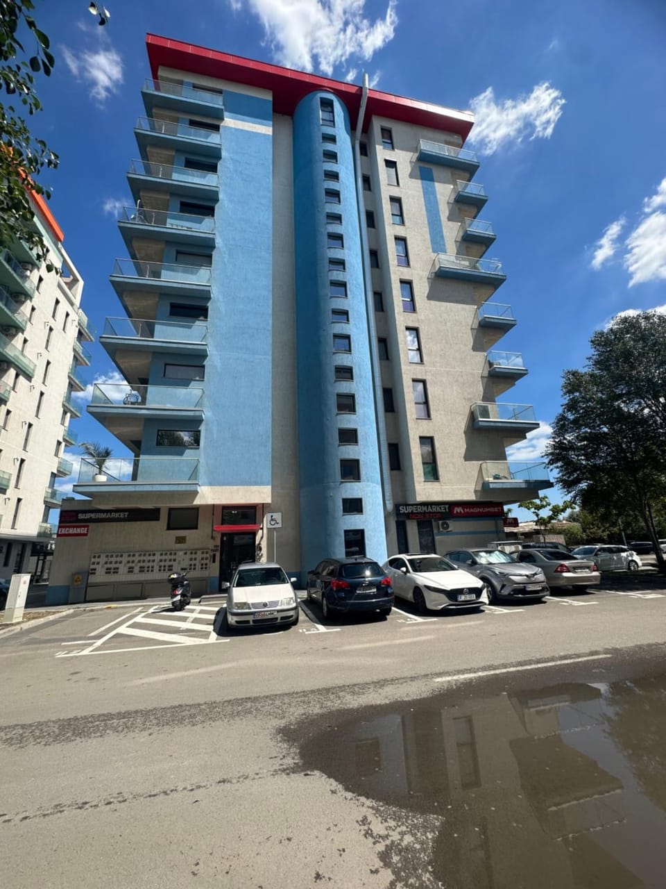 Property building, Day, Neighbourhood, City view, Street view, Location, Parking
