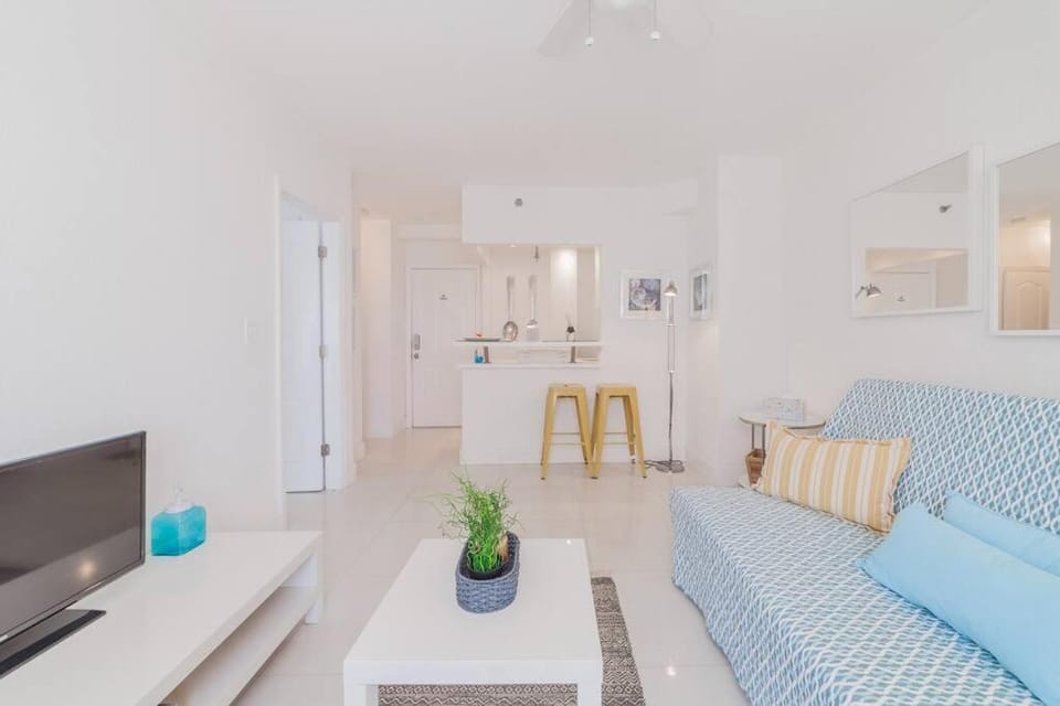 OCEAN & SAND ONLY 1 MINUTE WALK! Apartment in Miami Beach