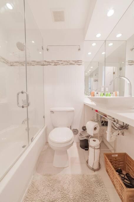OCEAN & SAND ONLY 1 MINUTE WALK! Apartment in Miami Beach