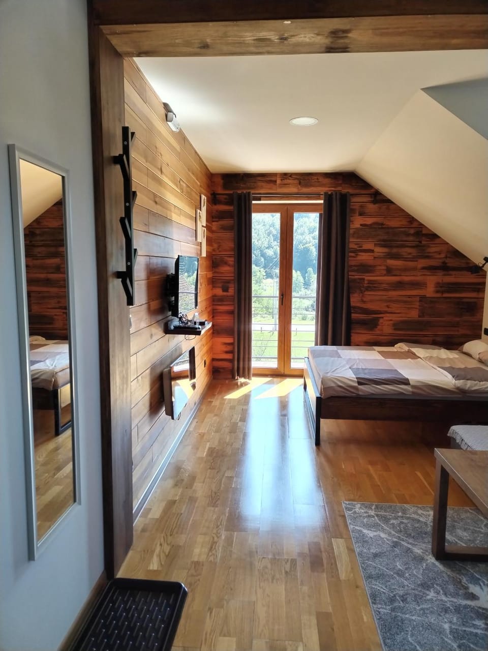 Bed, TV and multimedia, Photo of the whole room, Bedroom