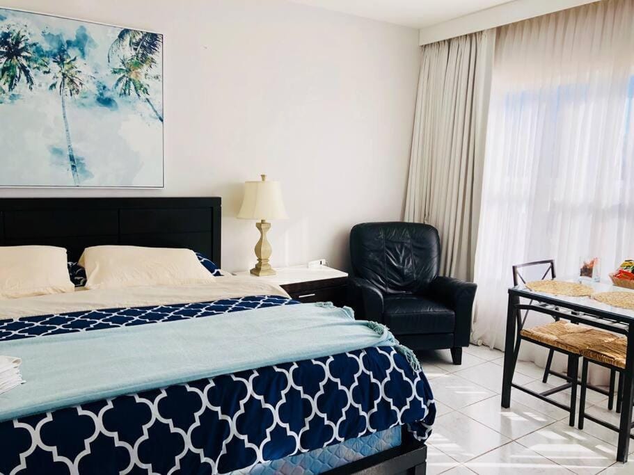 APARTMENT RIGHT ON THE BEACH! Apartment in Flamingo Lummus