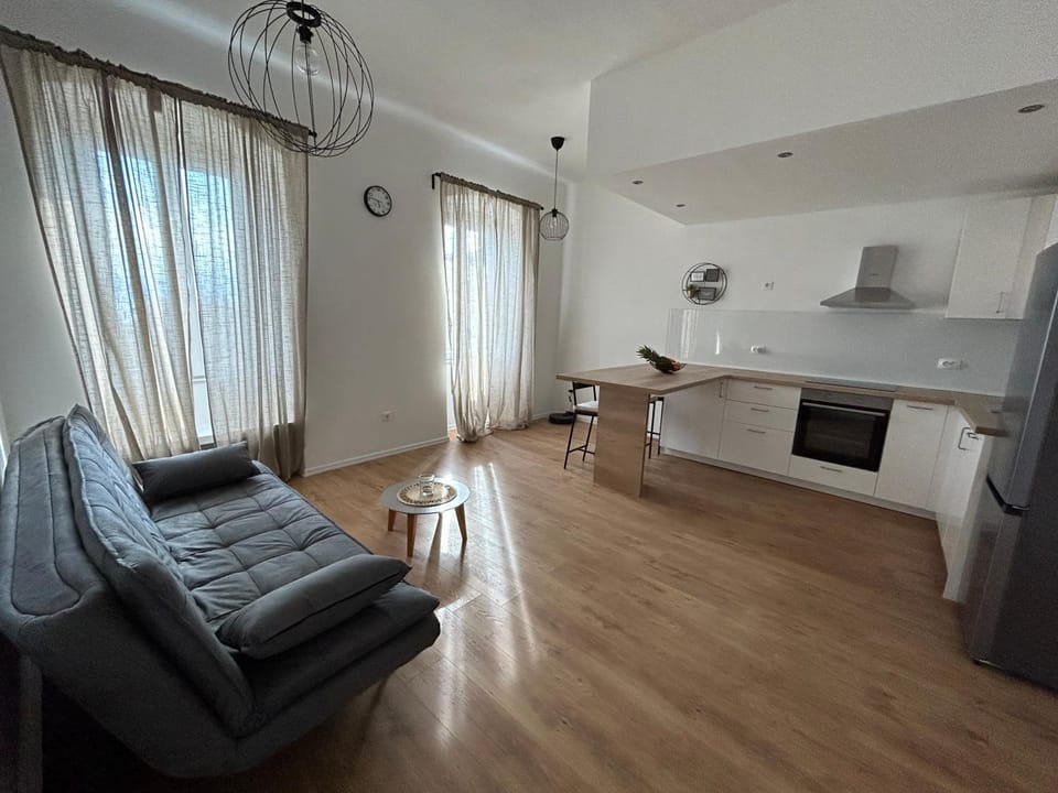 Kitchen or kitchenette, Seating area, Dining area, stove