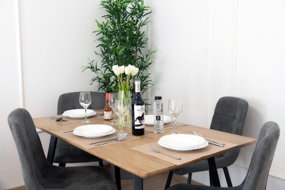 Living room, Seating area, Dining area, Drinks