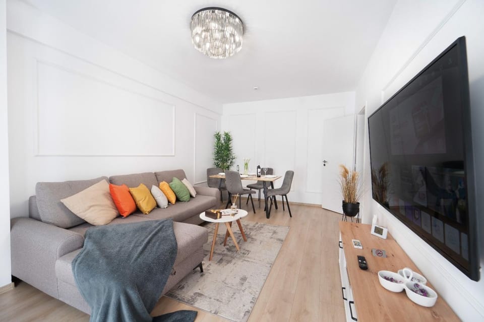 Communal lounge/ TV room, TV and multimedia, Living room, Seating area, Dining area, Evening entertainment