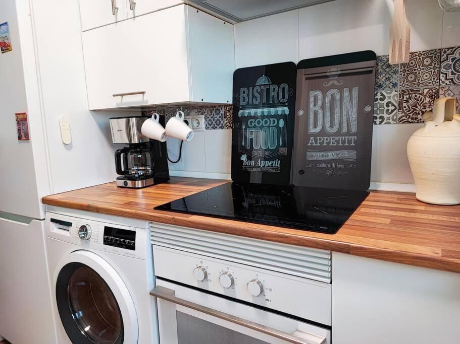 Kitchen or kitchenette, stove, washing machine