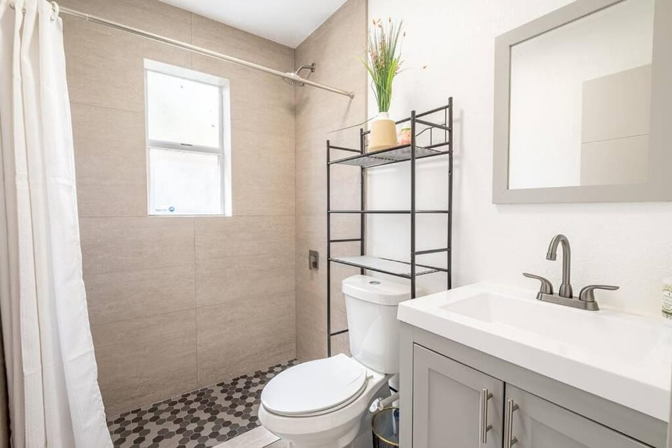 HOUSE WITH A HOT TUB ! ONLY 10 MINS TO THE BEACH House in Biscayne Park