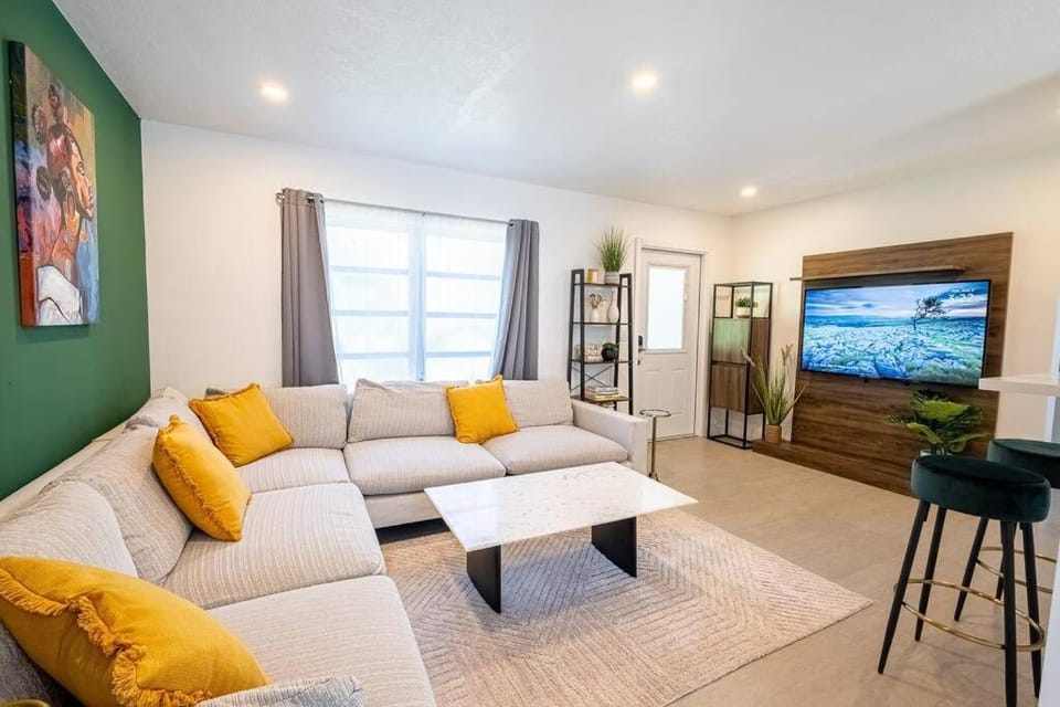 HOUSE WITH A HOT TUB ! ONLY 10 MINS TO THE BEACH House in Biscayne Park