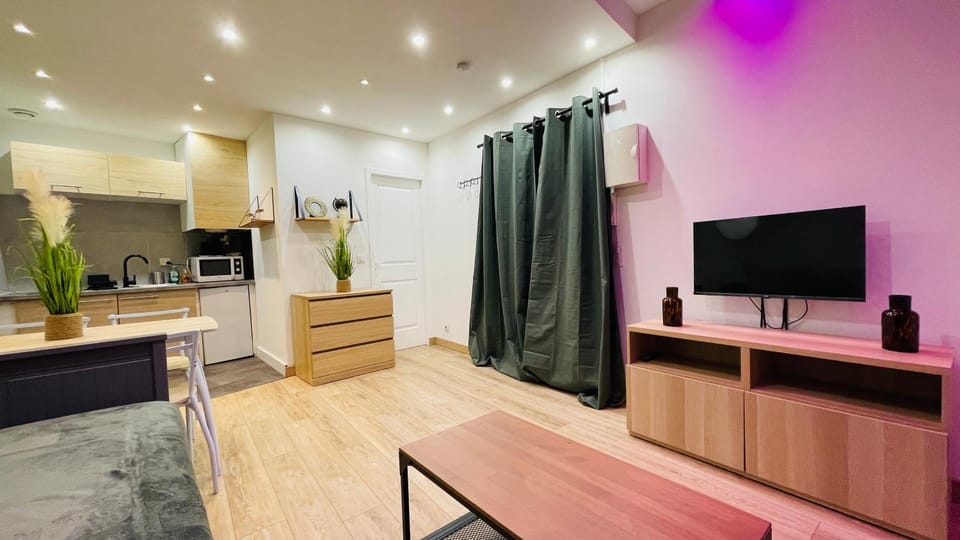 TV and multimedia, Kitchen or kitchenette, Dining area, minibar, stove